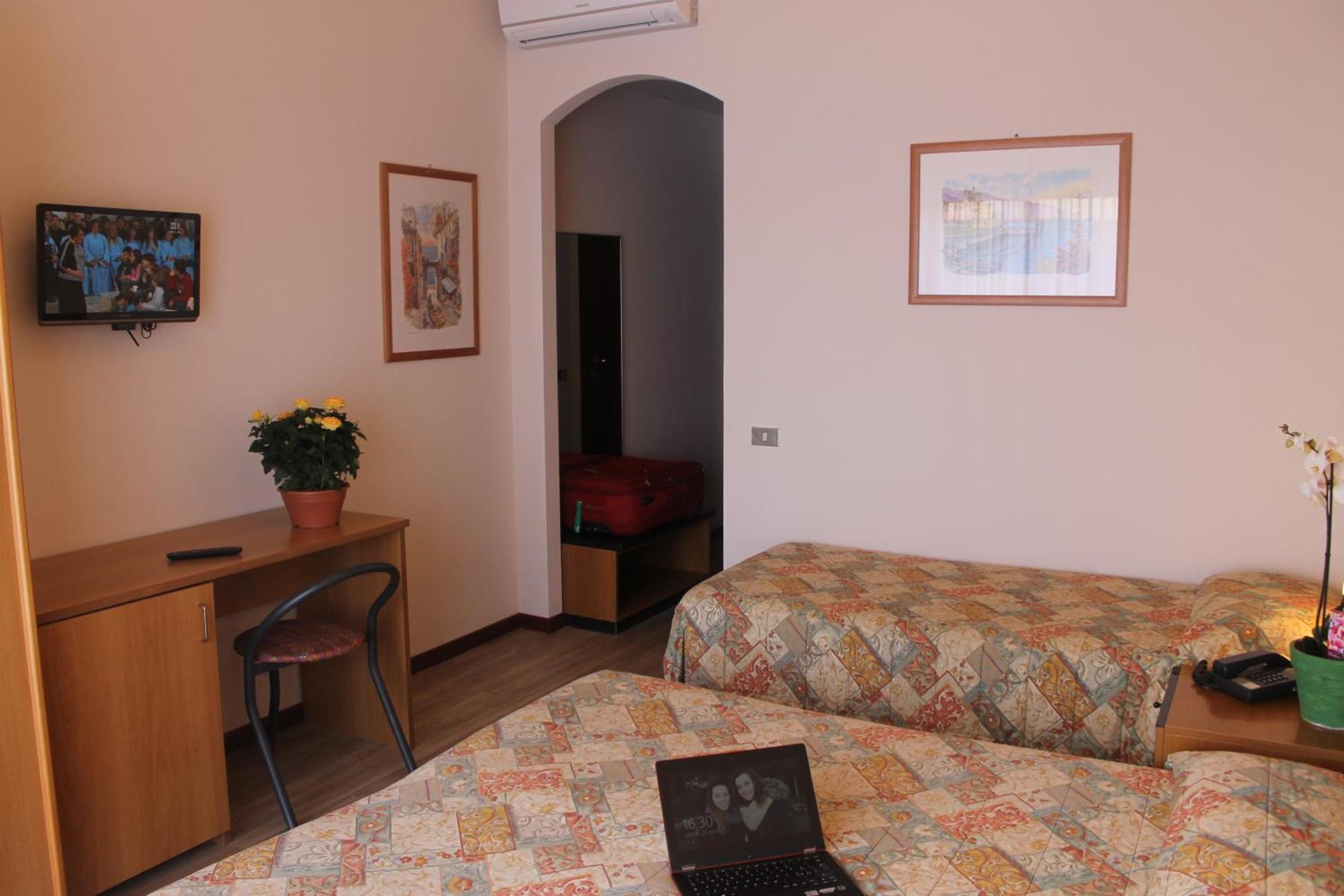 Aries Hotel Lesa Room photo